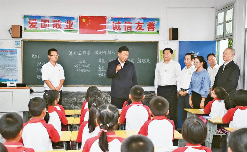 2020年9月16日至18日，中共中央總書記、國(guó)家主席、中央軍委主席習(xí)近平在湖南考察。這是16日下午，習(xí)近平在郴州市汝城縣文明瑤族鄉(xiāng)第一片小學(xué)，同正在上思政課的同學(xué)們親切交流。 新華社記者 謝環(huán)馳/攝