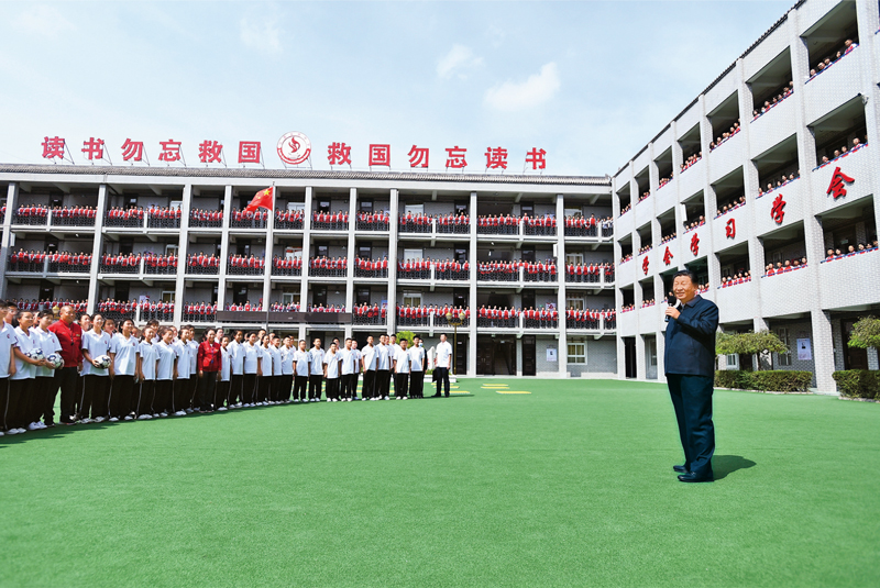 2021年9月13日至14日，中共中央總書記、國(guó)家主席、中央軍委主席習(xí)近平在陜西省榆林市考察。這是14日上午，習(xí)近平在綏德實(shí)驗(yàn)中學(xué)考察時(shí)，同師生親切交流。 新華社記者 謝環(huán)馳/攝